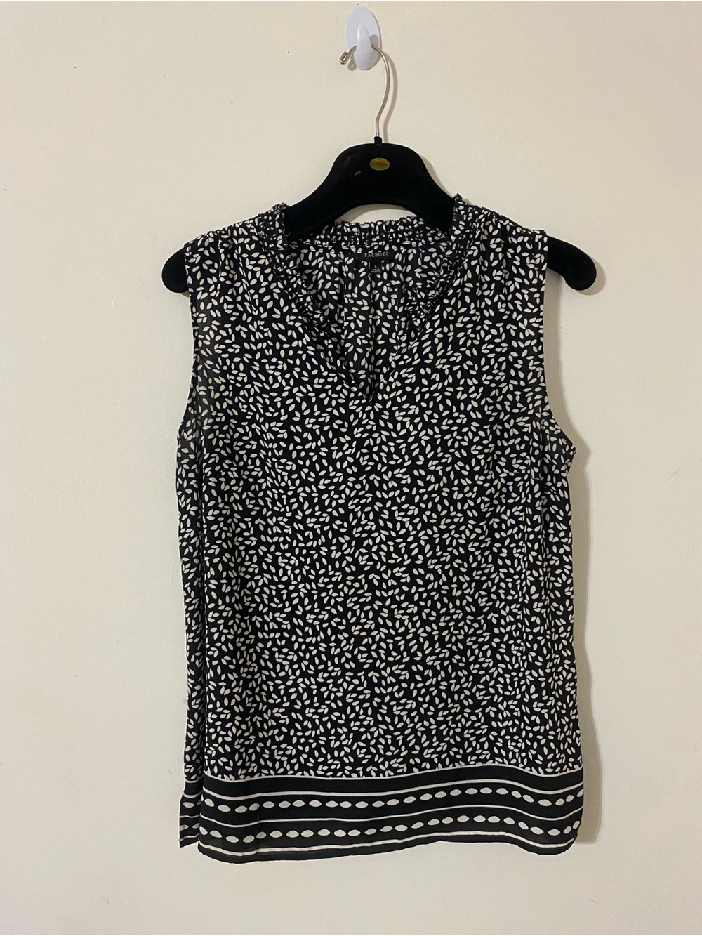 Talbots Black & White Sleeveless Split-Neck Printed Top Size Large - Picture 3 of 9